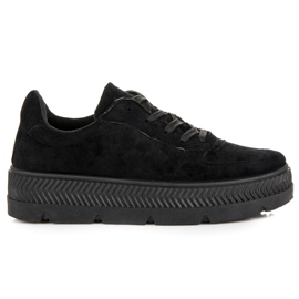 Baskets en daim sur la plateforme le noir