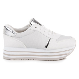 Chaussures de sport sur la plate-forme blanche Chaussures de sport sur la plate-forme blanche