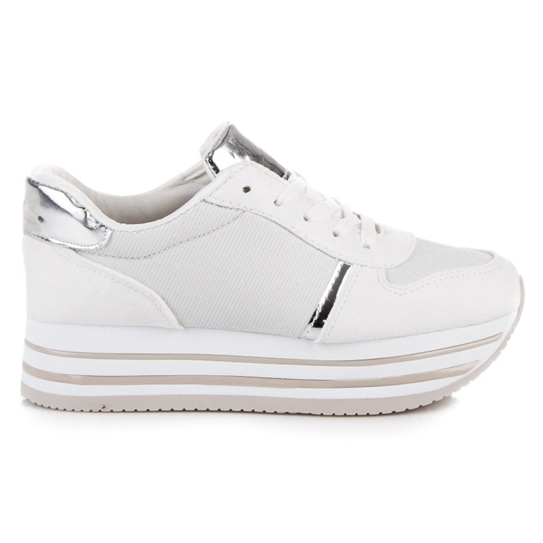Chaussures de sport sur la plate-forme blanche Chaussures de sport sur la plate-forme blanche