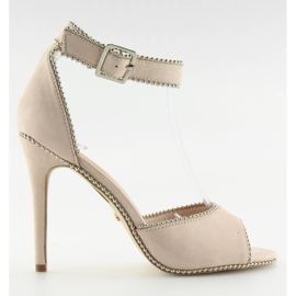 Sandales élégantes sur un talon aiguille beige beige