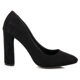 Escarpins en daim sur le pilier noir