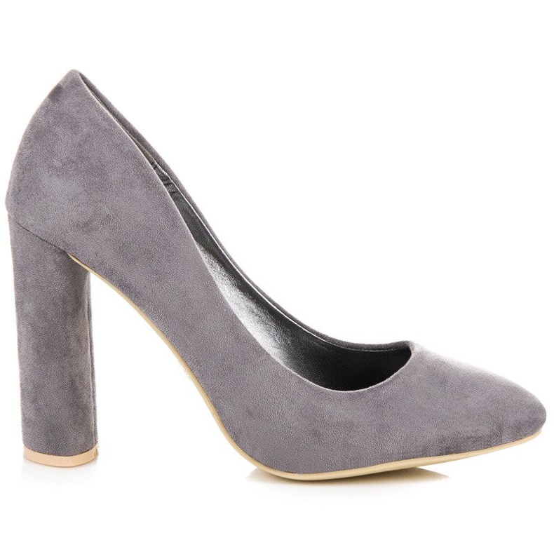 Escarpins en daim sur un pilier gris