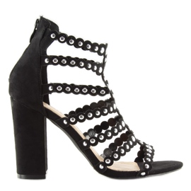 Sandales noires à talons hauts avec clous noirs le noir