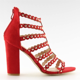 Sandales rouges à talons hauts avec clous rouges
