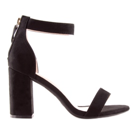 Sandales noires sur un large talon noir le noir