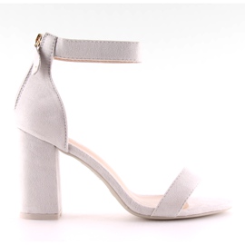 Sandales grises grises sur talons larges