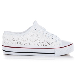 Baskets en dentelle blanche