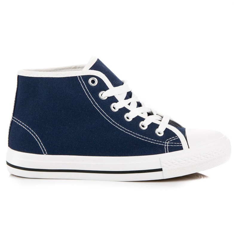 Baskets bleu marine au dessus de la cheville