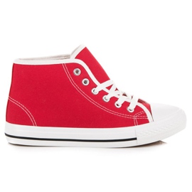 Baskets rouges au dessus de la cheville