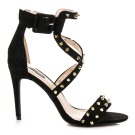 Sandales noires sur un talon haut le noir