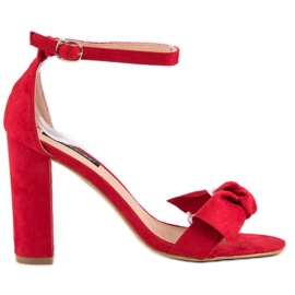 Sandales en daim sur un poteau rouge
