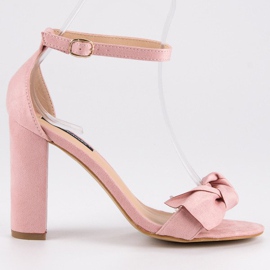 Sandales en daim sur un poteau rose