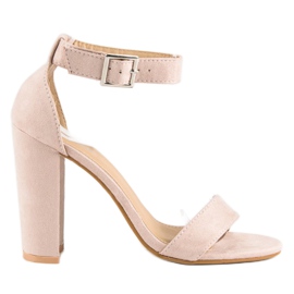 Sandales classiques sur un bar beige