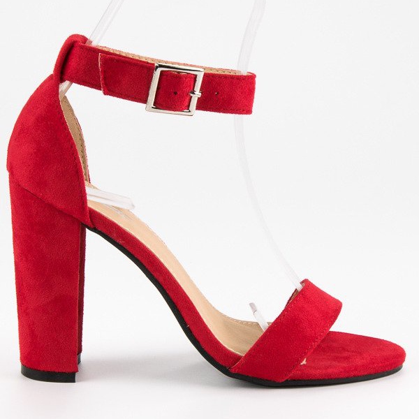Sandales classiques sur un bar rouge