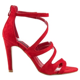 Sandales en daim sur un talon haut rouge