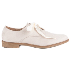 Chaussures avec un ruban de satin brun