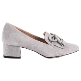 Mocassins sur le poteau gris Mocassins sur le poteau gris