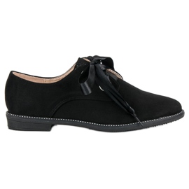 Chaussures avec un ruban de satin noir