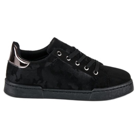 Baskets noires avec un liseré le noir