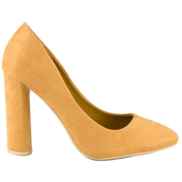 Escarpins en daim sur le pilier jaune