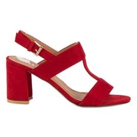 SDS Sandales rouges sur un poteau SDS Sandales rouges sur un poteau