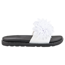 Chaussons à pompon blanc