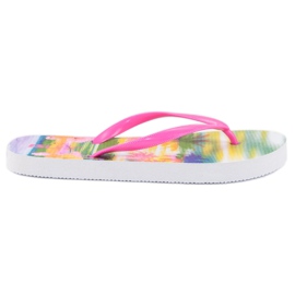 Des tongs à la mode rose