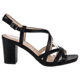 Sandales noires sur le poteau