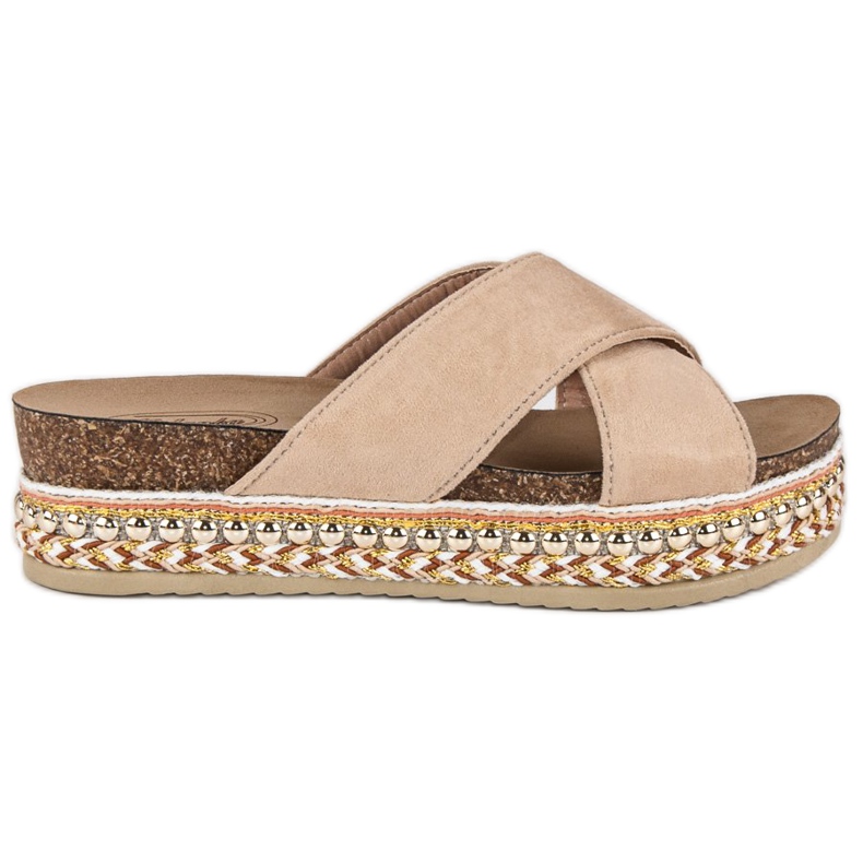 Chaussons beiges sur le quai