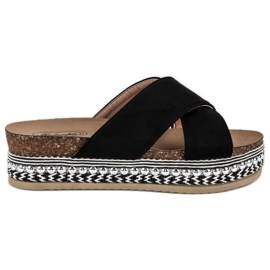 Des pantoufles noires sur la plate-forme