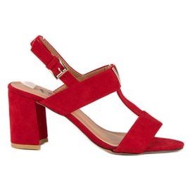 Sandales pour femmes sur un poteau rouge