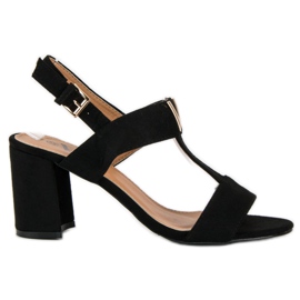 Sandales pour femmes sur un poteau noir