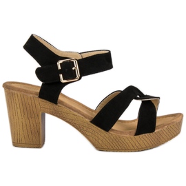 Sandales légères sur un poteau noir