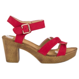 Sandales légères sur un poteau rouge Sandales légères sur un poteau rouge