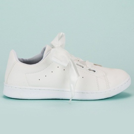 Baskets en daim avec ruban blanc