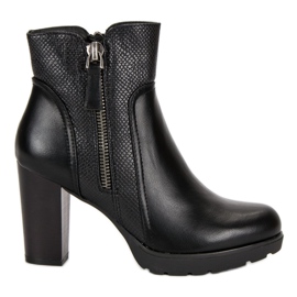 Filippo Bottines noires sur le poteau