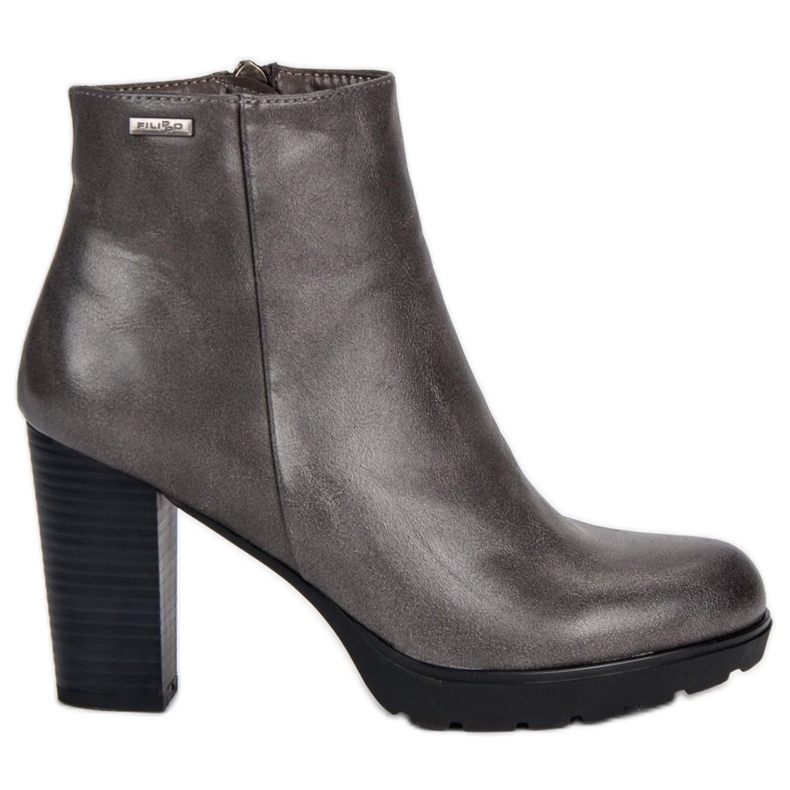 Filippo Bottes en graphite sur le poteau gris