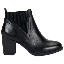 Bottes élégantes sur le poste noir
