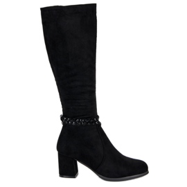 Bottes en daim sur le poteau le noir