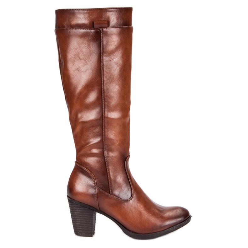 Bottes sur le poste de vinceza brun