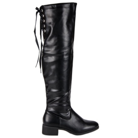 Bottes noires au-dessus du genou