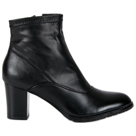 Bottines noires sur le poteau