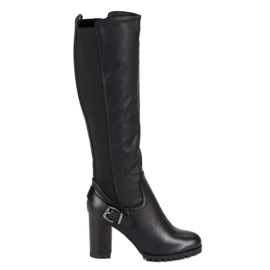 Bottes assorties sur le poteau le noir