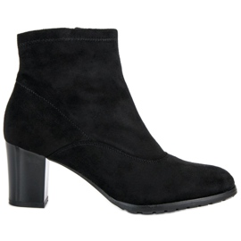 Bottines en daim sur un bar le noir