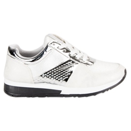 Des chaussures de sport élégantes blanc