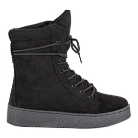 Chaussures nouées pour l'hiver le noir