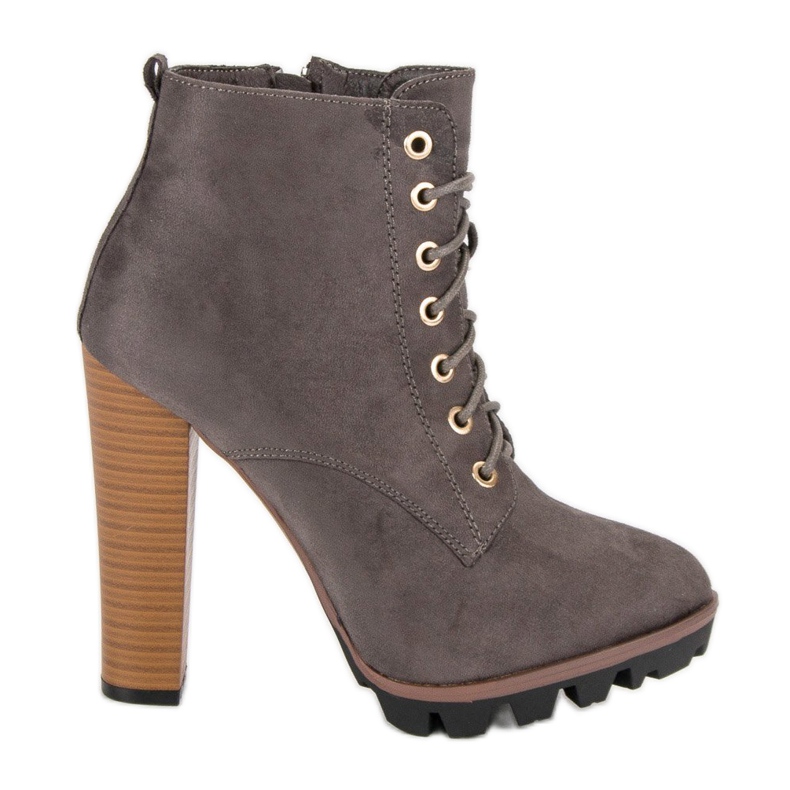Bottes nouées grises sur le poteau