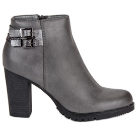 Show It Bottes classiques sur le poteau gris