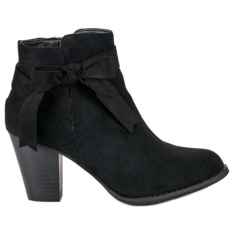 SDS Bottines noires sur le poteau le noir
