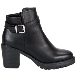Kayla Des bottes noires tous les jours